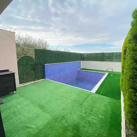 بيت للعطل Cheerful 2 Bedroom Private With Pool